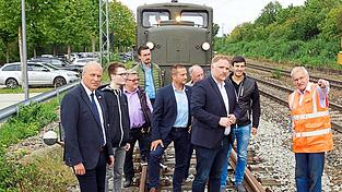 Wohin führt der Weg? Wolfgang Treppesch (rechts) von der Eisenbahninitiative 'Lokalbahn Schierling - Langquaid' erläuterte dem Bundestagsabgeordneten Peter Aumer (3. von rechts) und Mitgliedern des CSU-Ortsvorstandes die Ausbauarbeiten an den Gleisen. Wohin führt der Weg? Wolfgang Treppesch (rechts) von der Eisenbahninitiative 'Lokalbahn Schierling - Langquaid' erläuterte dem Bundestagsabgeordneten Peter Aumer (3. von rechts) und Mitgliedern des CSU-Ortsvorstandes die Ausbauarbeiten an den Gleisen.