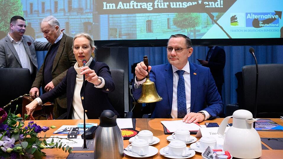 Die Fraktionschefs Alice Weidel und Tino Chrupalla er&ouml;ffnen die erste AfD-Fraktionssitzung nach der Bundestagswahl.