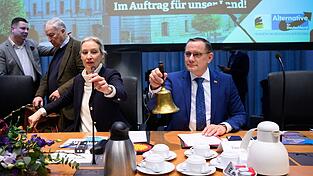 Die Fraktionschefs Alice Weidel und Tino Chrupalla eröffnen die erste AfD-Fraktionssitzung nach der Bundestagswahl.