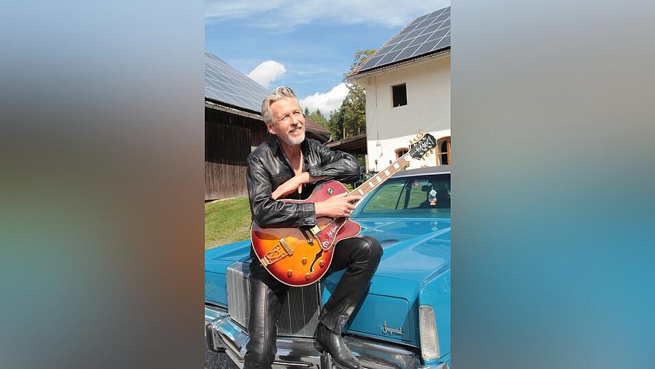 Die Haartolle sitzt, der Autolack des Imperial Chrysler glänzt und die Gitarre ist einsatzbereit: Voller Vorfreude schaut Sänger Mike Bender seinem Elvis-Tribute Konzert in Pilsting entgegen.