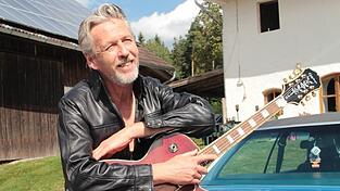Die Haartolle sitzt, der Autolack des Imperial Chrysler glänzt und die Gitarre ist einsatzbereit: Voller Vorfreude schaut Sänger Mike Bender seinem Elvis-Tribute Konzert in Pilsting entgegen.