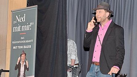 Die Tricks der Online- und Telefonbetr&uuml;ger nimmt Tom Bauer in seinem Pr&auml;ventionskabarett mit dem Titel &bdquo;Ned mit mir&ldquo; aufs Korn. Aufgrund der hohen Nachfrage schreibt er gerade an einer Fortsetzung.