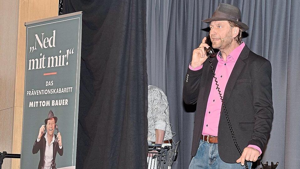 Die Tricks der Online- und Telefonbetrüger nimmt Tom Bauer in seinem Präventionskabarett mit dem Titel „Ned mit mir“ aufs Korn. Aufgrund der hohen Nachfrage schreibt er gerade an einer Fortsetzung. Die Tricks der Online- und Telefonbetrüger nimmt Tom Bauer in seinem Präventionskabarett mit dem Titel „Ned mit mir“ aufs Korn. Aufgrund der hohen Nachfrage schreibt er gerade an einer Fortsetzung.