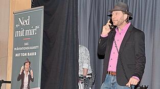 Die Tricks der Online- und Telefonbetrüger nimmt Tom Bauer in seinem Präventionskabarett mit dem Titel „Ned mit mir“ aufs Korn. Aufgrund der hohen Nachfrage schreibt er gerade an einer Fortsetzung. Die Tricks der Online- und Telefonbetrüger nimmt Tom Bauer in seinem Präventionskabarett mit dem Titel „Ned mit mir“ aufs Korn. Aufgrund der hohen Nachfrage schreibt er gerade an einer Fortsetzung.