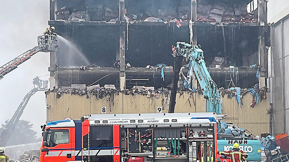 71 Stunden Dauereinsatz und an die fünf Millionen Liter Löschwasser: Für die 395 ehrenamtlichen Feuerwehrleute von 19 Feuerwehren aus Stadt und Landkreis Landshut war der Brand des Kartonagenlagers im August alles andere als alltäglich. 71 Stunden Dauereinsatz und an die fünf Millionen Liter Löschwasser: Für die 395 ehrenamtlichen Feuerwehrleute von 19 Feuerwehren aus Stadt und Landkreis Landshut war der Brand des Kartonagenlagers im August alles andere als alltäglich.