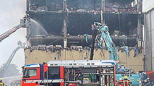71 Stunden Dauereinsatz und an die fünf Millionen Liter Löschwasser: Für die 395 ehrenamtlichen Feuerwehrleute von 19 Feuerwehren aus Stadt und Landkreis Landshut war der Brand des Kartonagenlagers im August alles andere als alltäglich.