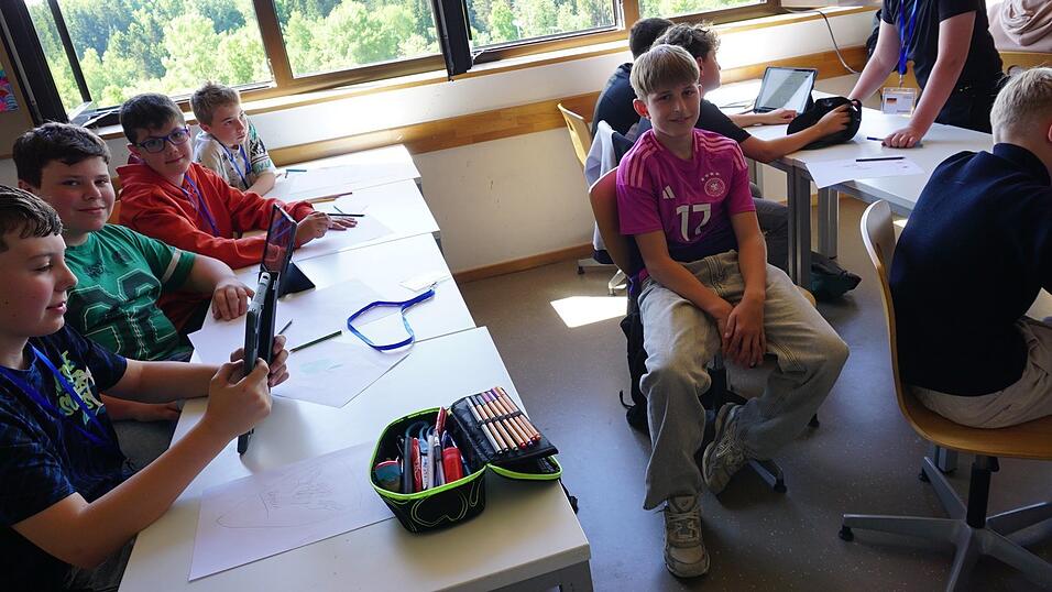 Die &bdquo;internationale&ldquo; Jungsgruppe skizzierte unter anderem den Hopfen f&uuml;r ihre Wappen-Entw&uuml;rfe. Bei der Bildersuche halfen die Tablets.