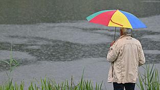 Der DWD-Meteorologe rät: Wetterfeste Kleidung und einen Regenschirm einpacken. (Archivbild)