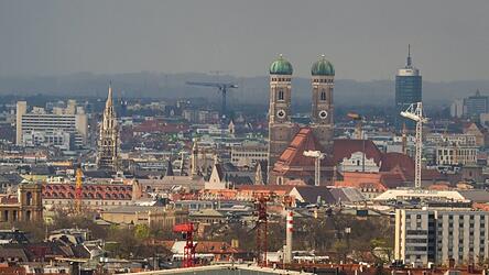 Das Zentrum der Münchner Innenstadt mit den markanten Türmen der Frauenkirche, die lange als Maßstab für neu geplante Hochhäuser galten. (Archivfoto)