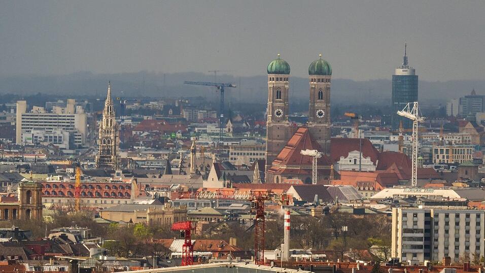 Das Zentrum der Münchner Innenstadt mit den markanten Türmen der Frauenkirche, die lange als Maßstab für neu geplante Hochhäuser galten. (Archivfoto)