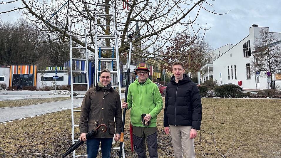 Dritter B&uuml;rgermeister Valentin Walk (links) und Klimaschutzmanager Stefan Salzinger (rechts) freuten sich &uuml;ber einen sehr gelungenen Auftakt der Mitmachreihe Klimaschutz mit Referent Andreas Kinateder.