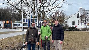 Dritter B&uuml;rgermeister Valentin Walk (links) und Klimaschutzmanager Stefan Salzinger (rechts) freuten sich &uuml;ber einen sehr gelungenen Auftakt der Mitmachreihe Klimaschutz mit Referent Andreas Kinateder.