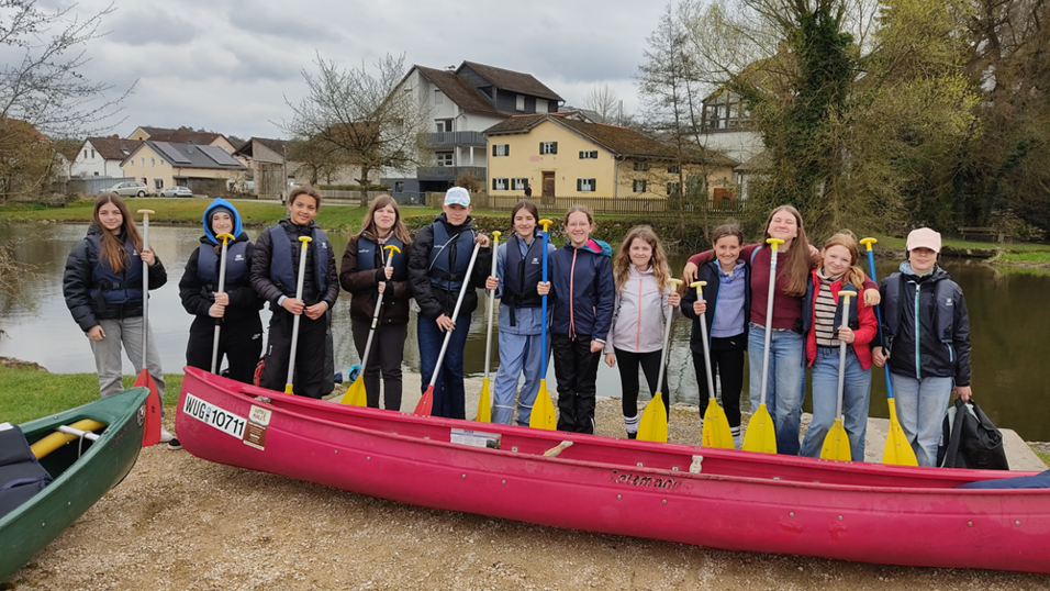 Die Mädchen machten eine Kanufahrt. Die Mädchen machten eine Kanufahrt.