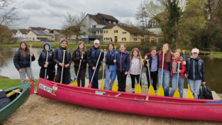 Die M&auml;dchen machten eine Kanufahrt.