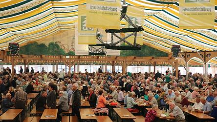 Im behaglich warmen Festzelt lassen es sich die Senioren gut gehen und ratschen eifrig miteinander. Im behaglich warmen Festzelt lassen es sich die Senioren gut gehen und ratschen eifrig miteinander.