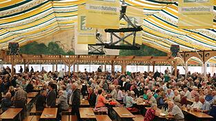 Im behaglich warmen Festzelt lassen es sich die Senioren gut gehen und ratschen eifrig miteinander. Im behaglich warmen Festzelt lassen es sich die Senioren gut gehen und ratschen eifrig miteinander.