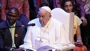 Papst Franziskus trifft sich mit Studenten der Katholischen Universit&auml;t Louvain.