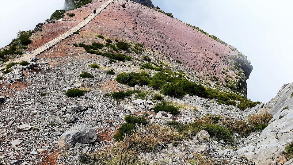 Zwischen den Wolken: Blick vom Berggipfel des Pico do Arieiro nach Norden - mit 1818 Metern einem der h&ouml;chsten Berge Madeiras.