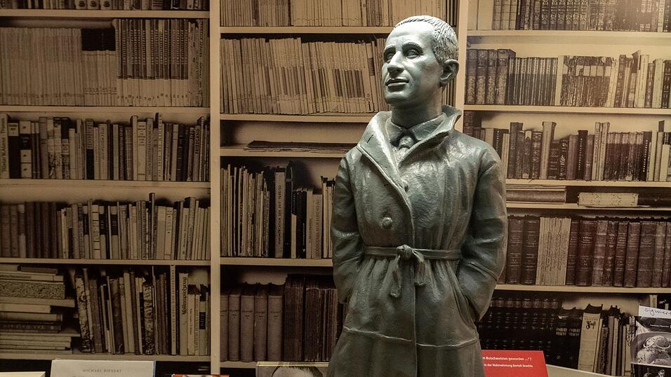 Eine Brechtfigur und Brecht-Literatur in einer Augsburger Buchhandlung. (Archivfoto) Eine Brechtfigur und Brecht-Literatur in einer Augsburger Buchhandlung. (Archivfoto)