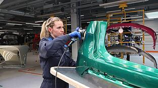 Nachdem das Autoteil fertig lackiert ist, poliert Julia Brandstetter die Oberfl&auml;che.