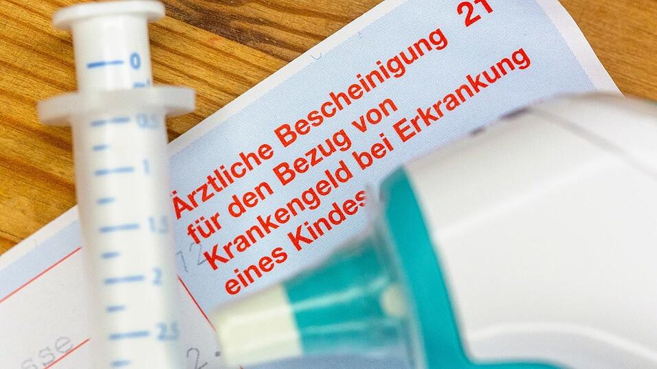 Gesetzlich versicherte Eltern können Krankengeld beantragen, wenn ein Kind unter zwölf Jahren krank ist und sie deshalb nicht zur Arbeit gehen. (Symbolbild) Gesetzlich versicherte Eltern können Krankengeld beantragen, wenn ein Kind unter zwölf Jahren krank ist und sie deshalb nicht zur Arbeit gehen. (Symbolbild)