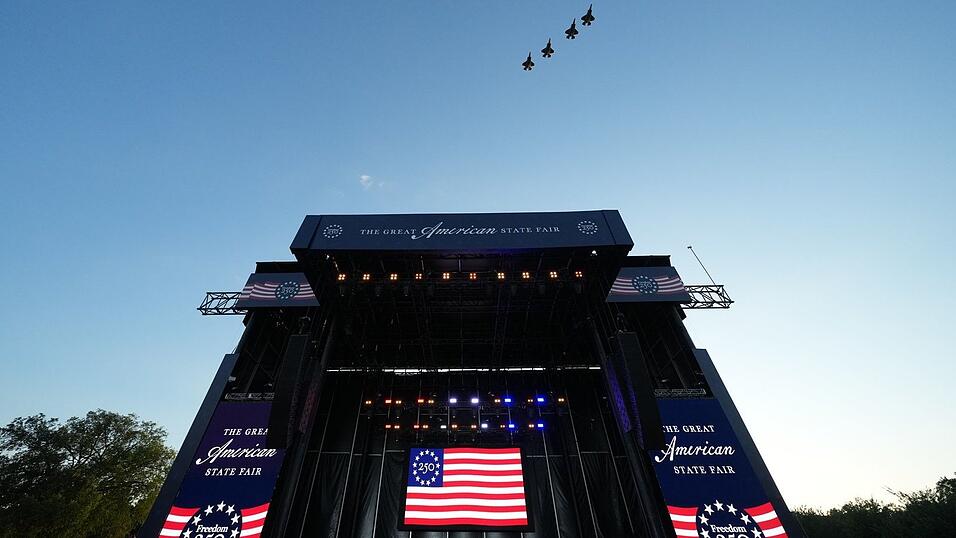 Die versammelte Menge sah in Formation fliegende Kampfjets am Himmel.