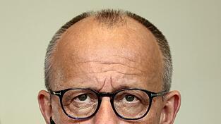 Kanzler Merz blickt in eine ungewisse Zukunft. Kanzler Merz blickt in eine ungewisse Zukunft.