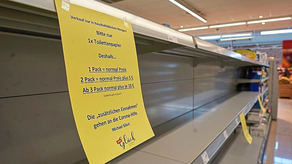 So wie in diesem Supermarkt sieht es gerade in vielen L&auml;den aus.Umso wichtiger ist die Frage: Wie lange reicht mein Toilettenpapiereigentlich? Foto: Thomas Frey/dpa