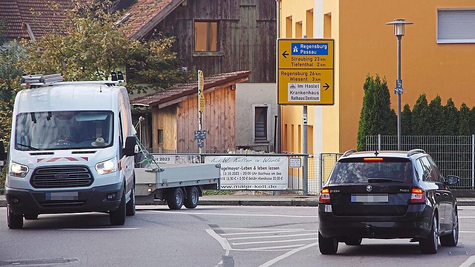 Der Kreisverkehr beim Rosenhof ist als Modellversuch angelegt. Bewährt er sich? Der Kreisverkehr beim Rosenhof ist als Modellversuch angelegt. Bewährt er sich?