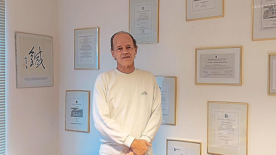 Dr. Thomas Braun beschäftigt sich seit vielen Jahren mit Akupunktur und Moxibustion. Bei Letzterem werden Akupunkturpunkte nicht nur durch Nadelstiche, sondern mit Hitze stimuliert. Dr. Thomas Braun beschäftigt sich seit vielen Jahren mit Akupunktur und Moxibustion. Bei Letzterem werden Akupunkturpunkte nicht nur durch Nadelstiche, sondern mit Hitze stimuliert.