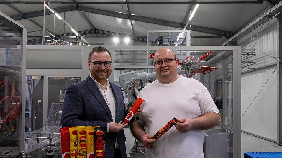 Prokurist Andreas Adam und Produktionsleiter Alex Buschkow vor der neuen Tubenanlage