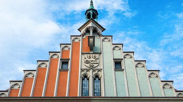 Der neue und alte Anstrich im Vergleich einer Bildmontage.