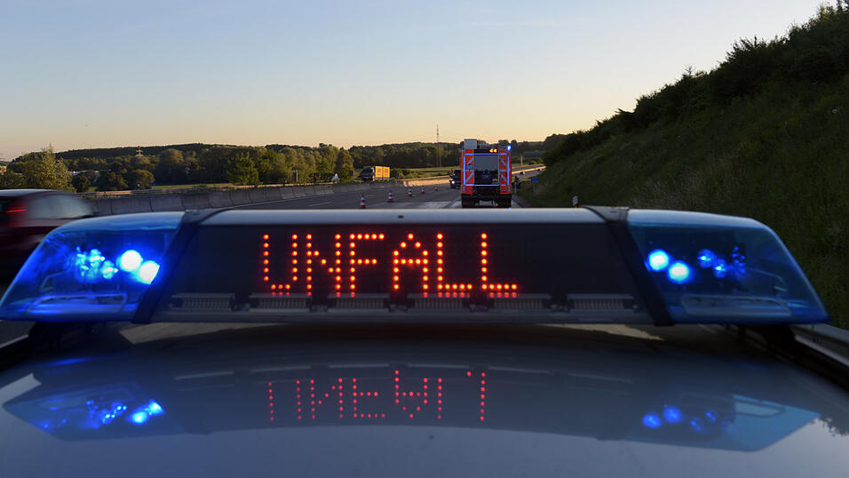 Bei dem Unfall am Sonntagnachmittag wurden zwei Personen verletzt. (Symbolbild)