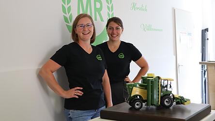 Zwei von vielen Frauen beim Maschinenring: Geschäftsführerin Julia Albrecht hat Veronika Graßl (von links) auch nach Cham geholt. Zwei von vielen Frauen beim Maschinenring: Geschäftsführerin Julia Albrecht hat Veronika Graßl (von links) auch nach Cham geholt.
