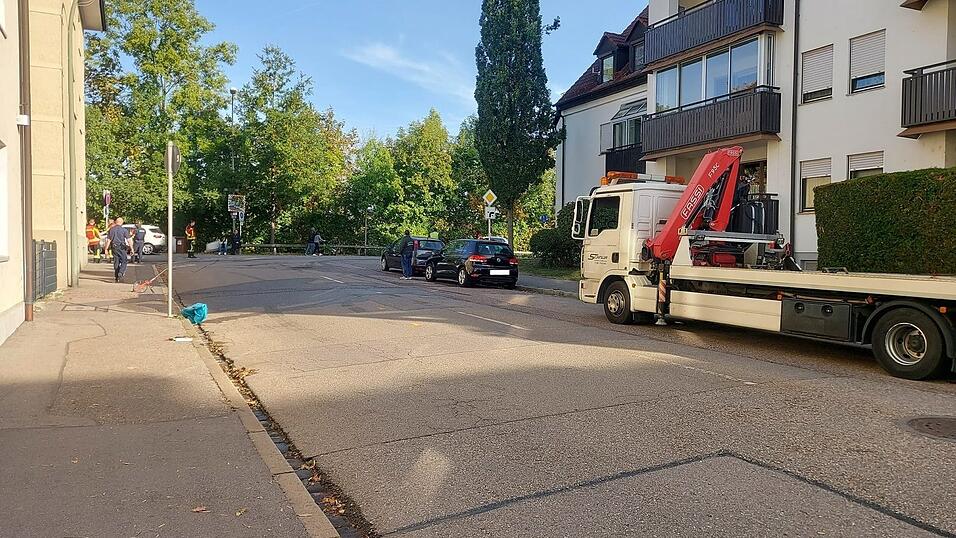 An der Schwestergasse kurz vor der Kurve zur Flutmulde hat sich am Freitagmorgen der tragische Unfall ereignet. 