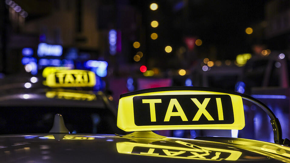 Ein Taxifahrer wollte in Straubing einen Streit schlicht, ist dann selbst Opfer geworden. (Symbolbild) Ein Taxifahrer wollte in Straubing einen Streit schlicht, ist dann selbst Opfer geworden. (Symbolbild)