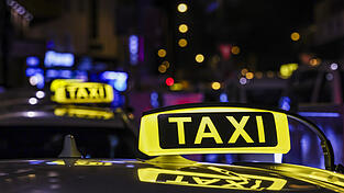 Ein Taxifahrer wollte in Straubing einen Streit schlicht, ist dann selbst Opfer geworden. (Symbolbild) Ein Taxifahrer wollte in Straubing einen Streit schlicht, ist dann selbst Opfer geworden. (Symbolbild)