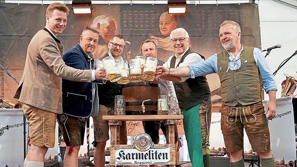 &bdquo;O&rsquo;zapft is!&ldquo;. Ansto&szlig;en auf ein Familienfest in der Karmelitenbrauerei mit Gastgeber Georg Schneider VII. (links).