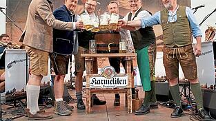 &bdquo;O&rsquo;zapft is!&ldquo;. Ansto&szlig;en auf ein Familienfest in der Karmelitenbrauerei mit Gastgeber Georg Schneider VII. (links).