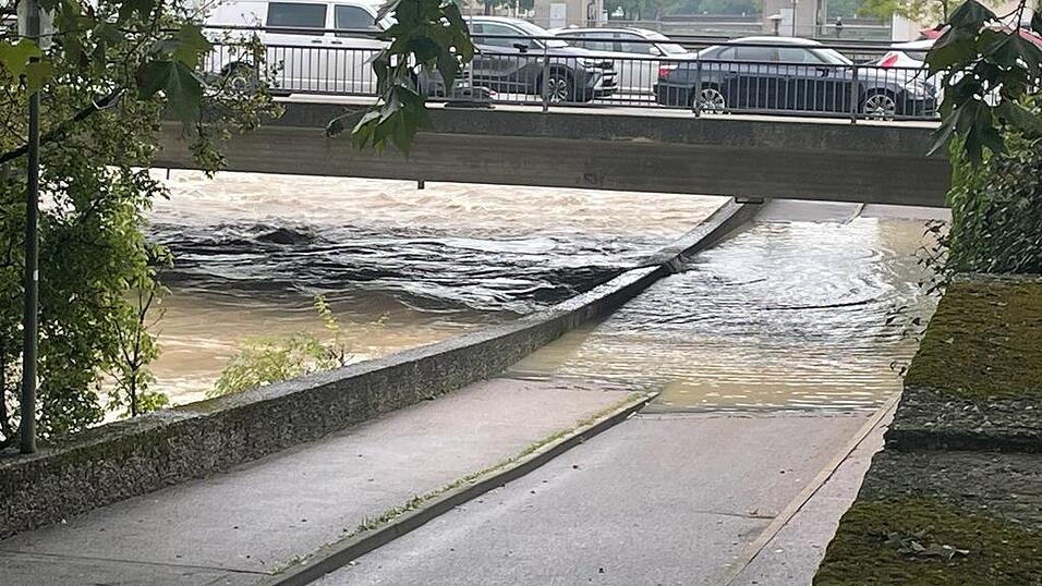Die Unterf&uuml;hrung unter der Podewillstra&szlig;e ist &uuml;berflutet. Radler und Fu&szlig;g&auml;nger k&ouml;nnen nicht mehr durch.&nbsp;