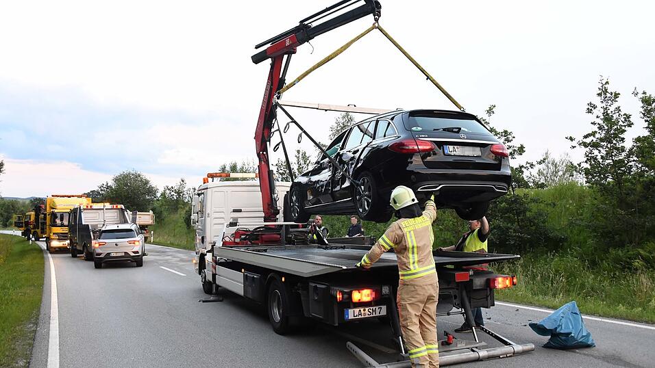 Bei dem Unfall verletzten sich drei Personen, einschließlich der Unfallverursacherin.
