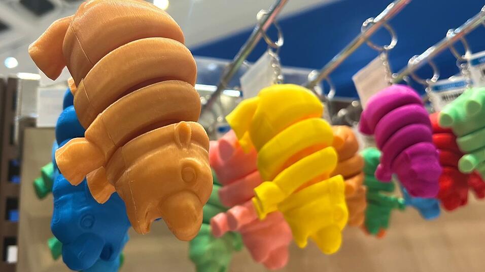 Schlüsselanhänger in Form von Moo Deng sind ein beliebtes Souvenir.