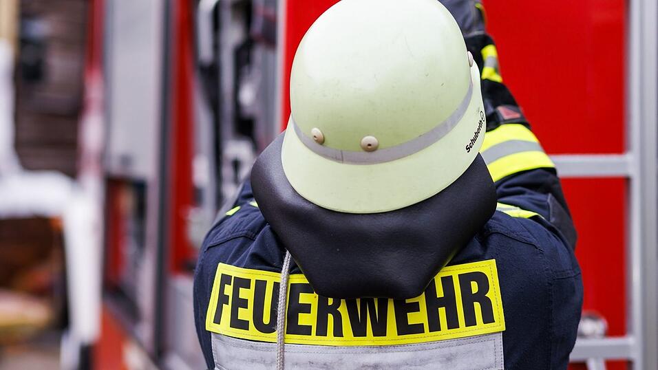 Die Feuerwehr konnte verhindern, dass die Flammen auf den benachbarten Wald übergriffen. (Symbolbild) Die Feuerwehr konnte verhindern, dass die Flammen auf den benachbarten Wald übergriffen. (Symbolbild)