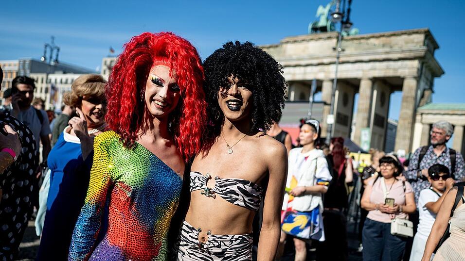 Der Drag March führte vom U-Bahnhof Bundestag zum Brandenburger Tor. Der Drag March führte vom U-Bahnhof Bundestag zum Brandenburger Tor.