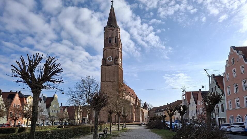 Vor der Kirche St. Jodok sind zwei Reihen B&auml;ume gestutzt worden - die anderen (links) blieben ungestutzt.