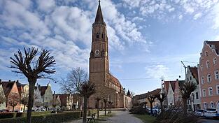 Vor der Kirche St. Jodok sind zwei Reihen B&auml;ume gestutzt worden - die anderen (links) blieben ungestutzt.