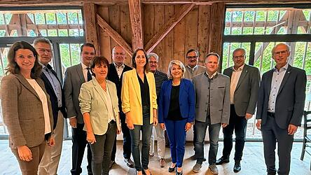 Wiesents B&uuml;rgermeisterin Elisabeth Kerscher (F&uuml;nfte von rechts) wurde zur Vorsitzenden des Gemeindetags-Kreisverbands gew&auml;hlt. Ihre Stellvertreterin ist Zeitlarns B&uuml;rgermeisterin Andrea Dobsch (Sechste von links).