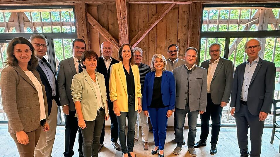 Wiesents B&uuml;rgermeisterin Elisabeth Kerscher (F&uuml;nfte von rechts) wurde zur Vorsitzenden des Gemeindetags-Kreisverbands gew&auml;hlt. Ihre Stellvertreterin ist Zeitlarns B&uuml;rgermeisterin Andrea Dobsch (Sechste von links).