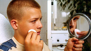 Gesichtswasser hilft, bei zuviel Alkoholgehalt wirkt es aber eher schädigend. Gesichtswasser hilft, bei zuviel Alkoholgehalt wirkt es aber eher schädigend.