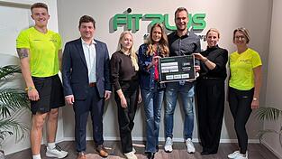 Das Team von Fit Plus freute sich mit Hanna Franz und Thomas Haslinger den symbolischen Spendenscheck an die Vorstände der Kinder-Palliativ-Hilfe Niederbayern Katrin Berben (Mitte) und Ines Haselbeck (Zweite von rechts) übergeben zu dürfen.